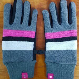 NEW T-MOBILE TUESDAY TOUCH SCREEN WINTER MANGENTA GREY GLOVES